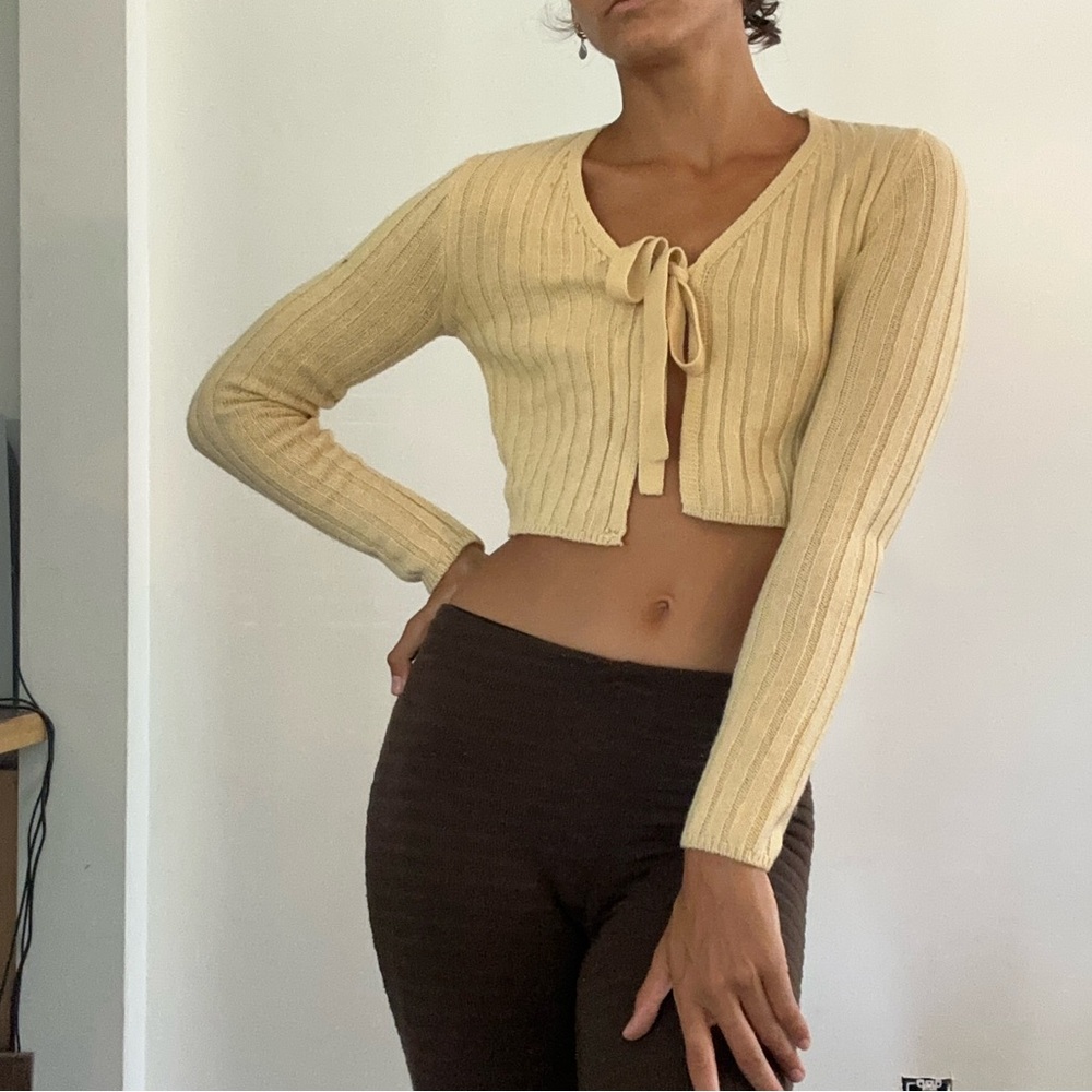 Chic Beige Ribbed Crop Cardigan - Picture 3 of 4